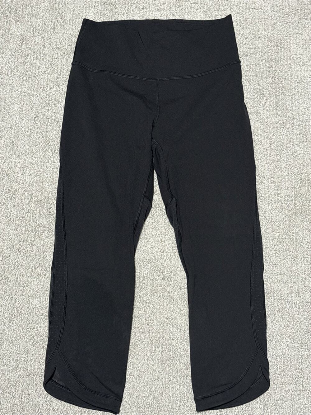 Lululemon Cropped Capri 21” Inseam mesh side panels & scalloped hems Size 8